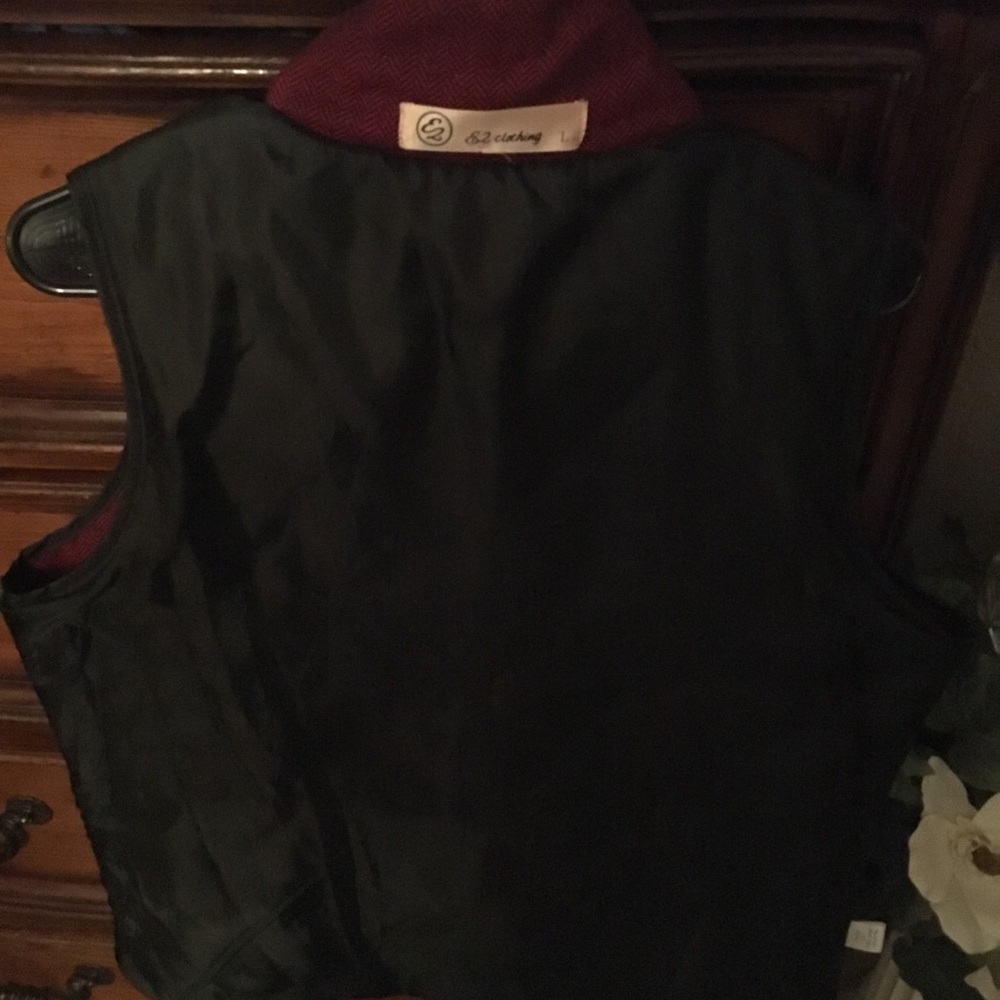 Small Chevron pattern Vest - Picture 3 of 3